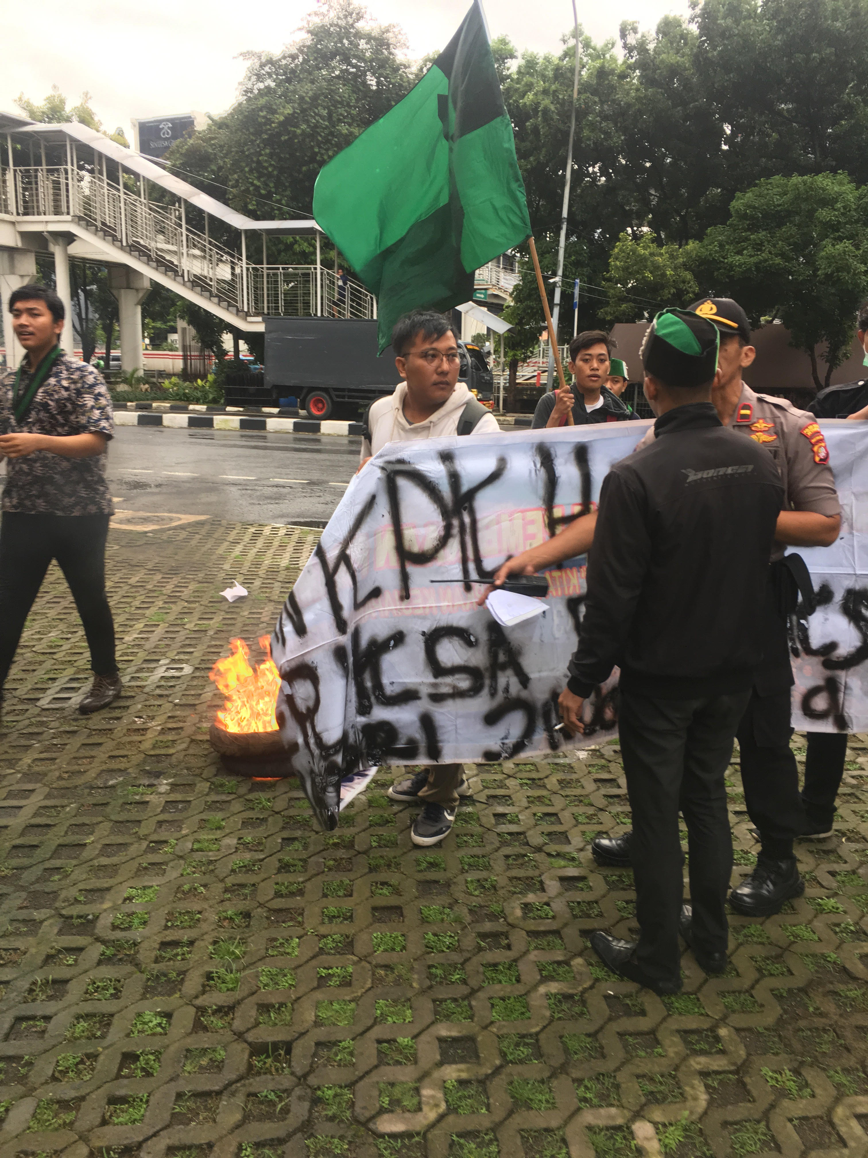 Puluhan Mahasiswa dari HMI Komisariat Ubhara Jaya Geruduk KPK